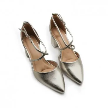 tacones color plomo​