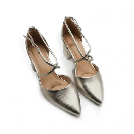 tacones color plomo​