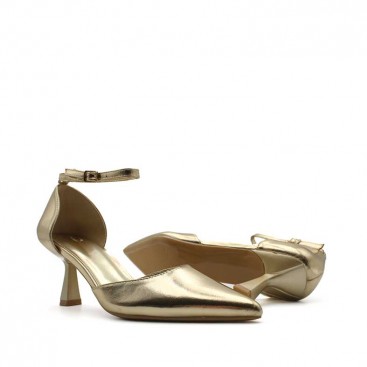 tacones dorados​ altos