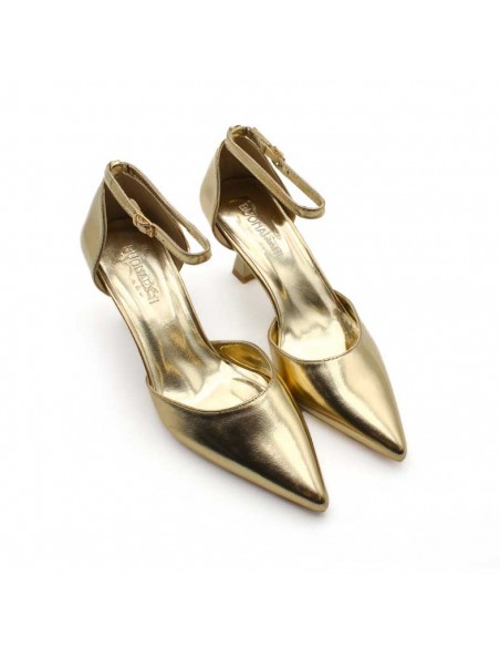 tacones dorados​ fiesta