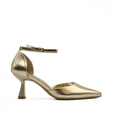 zapatos tacones dorados​