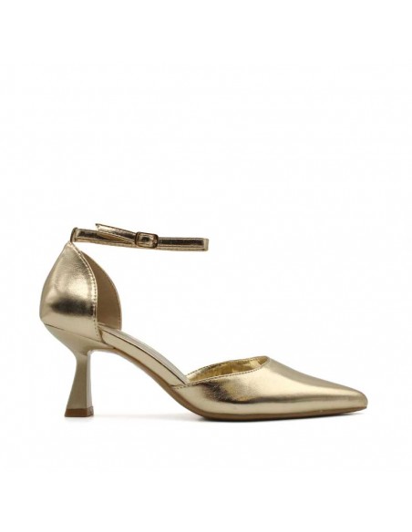 zapatos tacones dorados​
