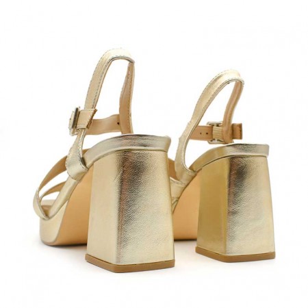 sandalia dorada plataforma y tacon