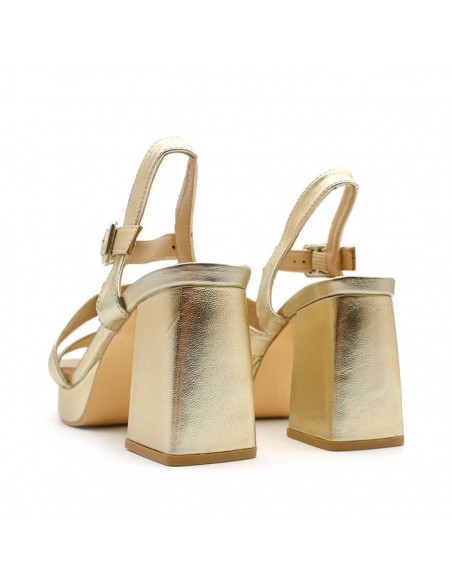 sandalia dorada plataforma y tacon