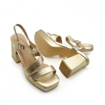 sandalia dorada tacon y plataforma