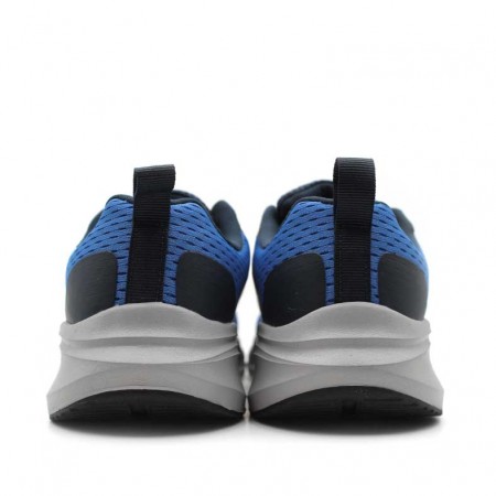 Detalle zapatilla running azul con refuerzos termosellados