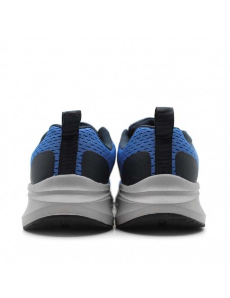 Detalle zapatilla running azul con refuerzos termosellados