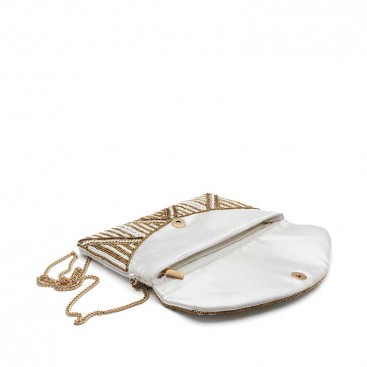 Cartera dorada elegante mujer