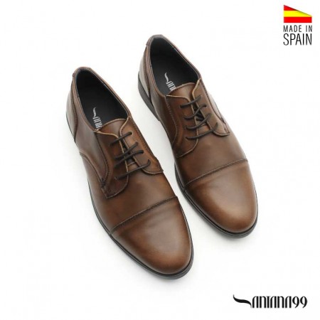 zapatos marrones hombre traje​