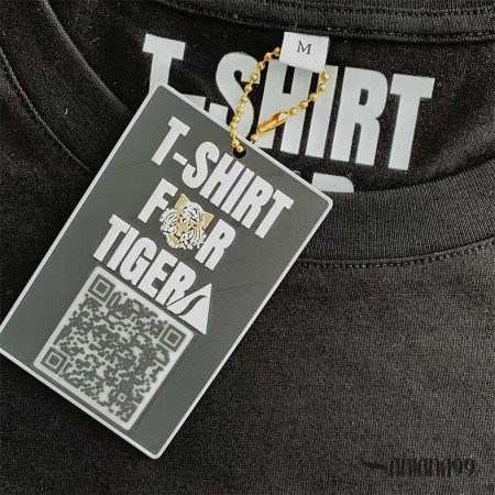 Camiseta logo bordado