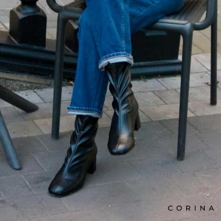 Botín ajustado negro con tacón ancho