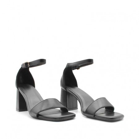 Par de sandalias de tacón negro con cierre de hebilla – conjunto