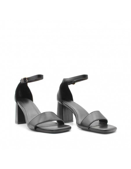 Par de sandalias de tacón negro con cierre de hebilla – conjunto