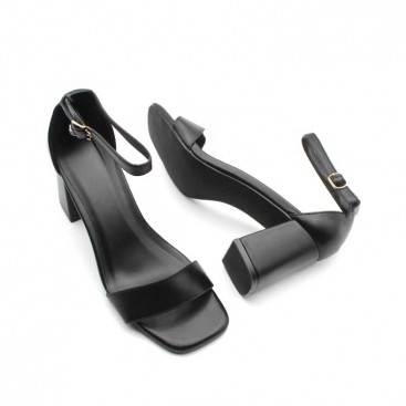 Sandalia de tacón ancho negra – detalle suela y empeine