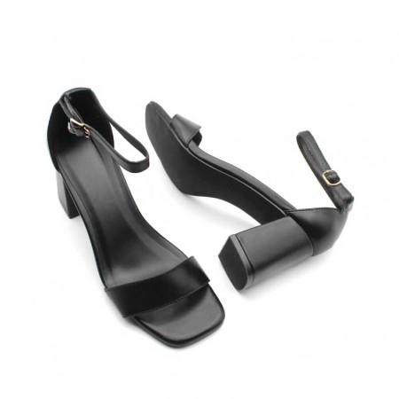 Sandalia de tacón ancho negra – detalle suela y empeine