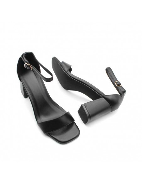 Sandalia de tacón ancho negra – detalle suela y empeine