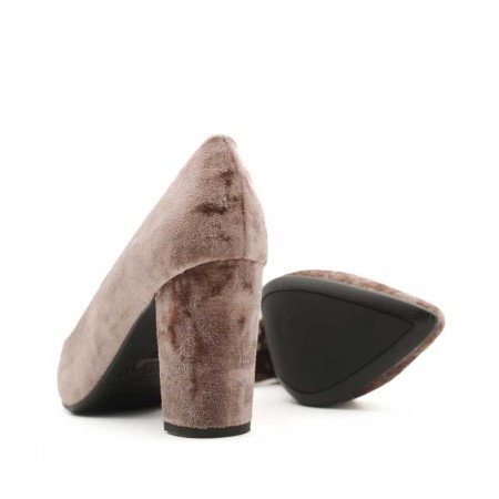 Zapato salón terciopelo taupe – vista trasera tacón ancho