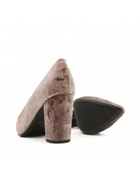 Zapato salón terciopelo taupe – vista trasera tacón ancho