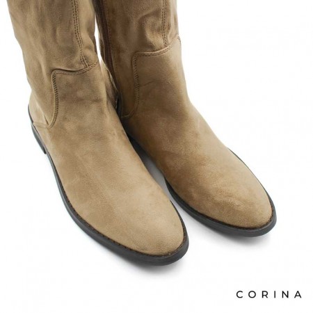 bota por encima de la rodilla​