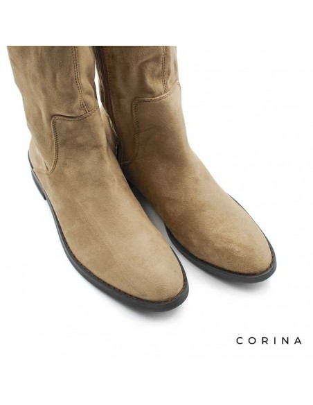 bota por encima de la rodilla​