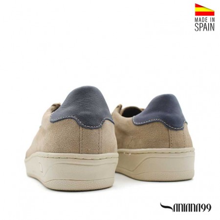 detalle del talón en contraste de zapatillas de piel taupe