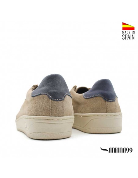 detalle del talón en contraste de zapatillas de piel taupe