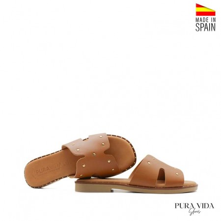 sandalia plana piel marrón con tachas