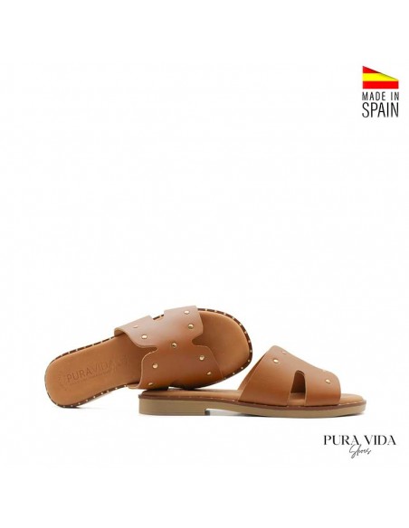 sandalia plana piel marrón con tachas