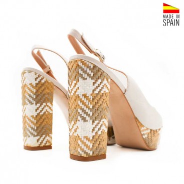 zapato de tacón alto con plataforma de rafia