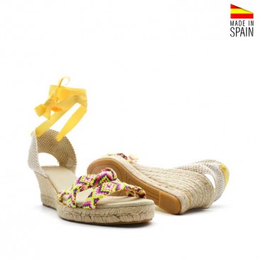 sandalia cuña amarilla estilo boho