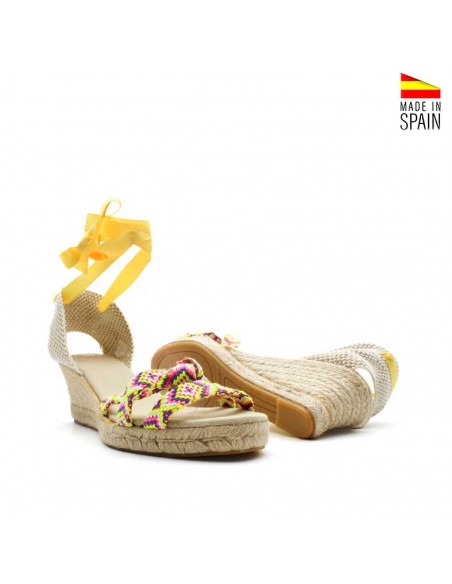 sandalia cuña amarilla estilo boho