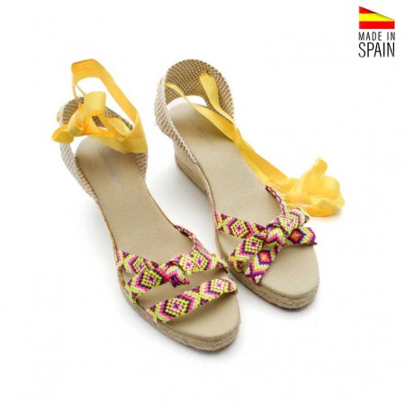 sandalia cuña amarilla con diseño tribal