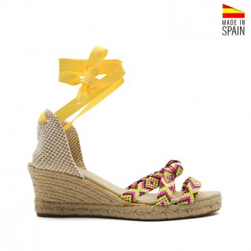 sandalia cuña amarilla con cintas al tobillo