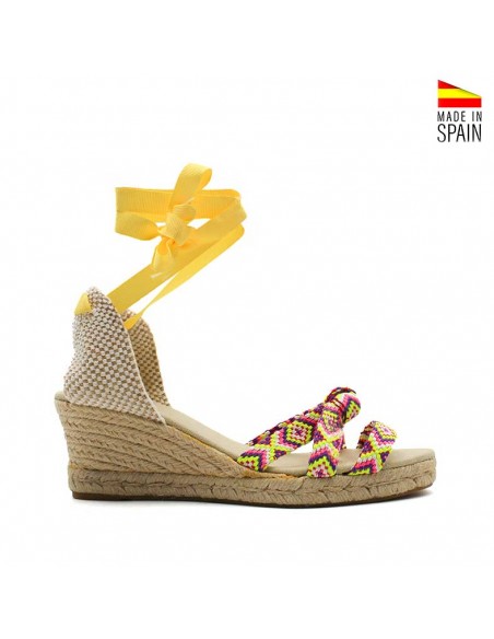 sandalia cuña amarilla con cintas al tobillo