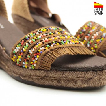 sandalias con abalorios y flecos artesanales