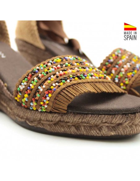 sandalias con abalorios y flecos artesanales