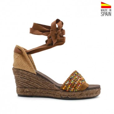 sandalias con abalorios de colores en serraje camel