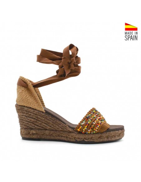 sandalias con abalorios de colores en serraje camel