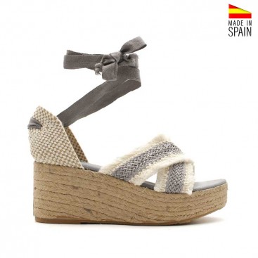 sandalias grises cuña con flecos