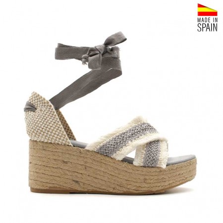 sandalias grises cuña con flecos