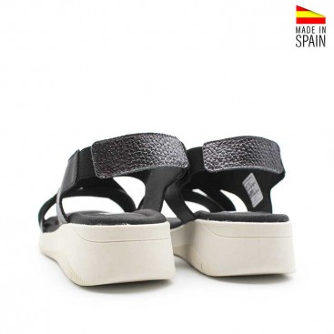 sandalia negra cuña baja de piel