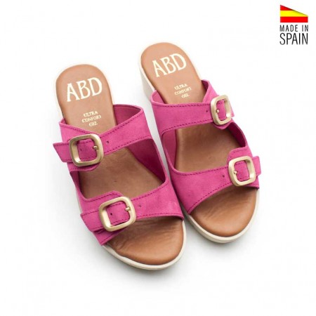 Sandalia cuña fucsia con doble hebilla