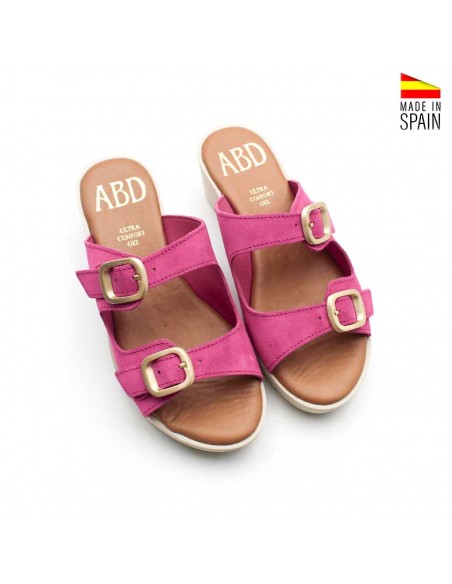 Sandalia cuña fucsia con doble hebilla