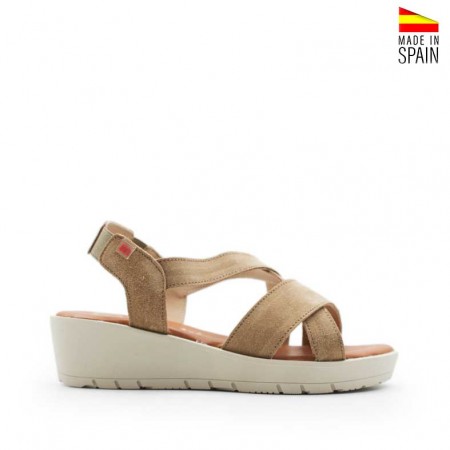 Sandalia cuña beige de tiras con...