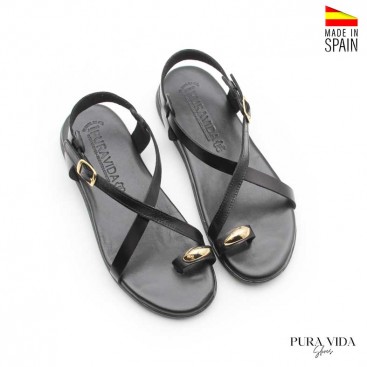 sandalia negra de piel con anillo en el dedo