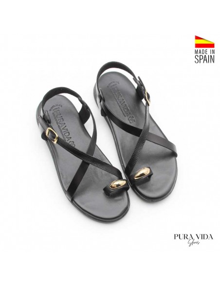 sandalia negra de piel con anillo en el dedo