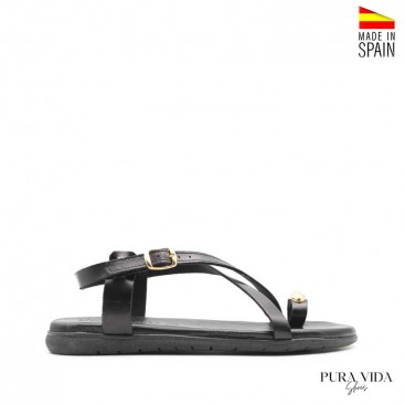 calzado negro con anillo dedo de piel