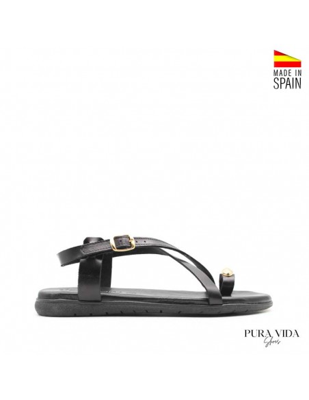 calzado negro con anillo dedo de piel