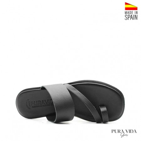 sandalia plana dedo negra de piel con diseño destalonado