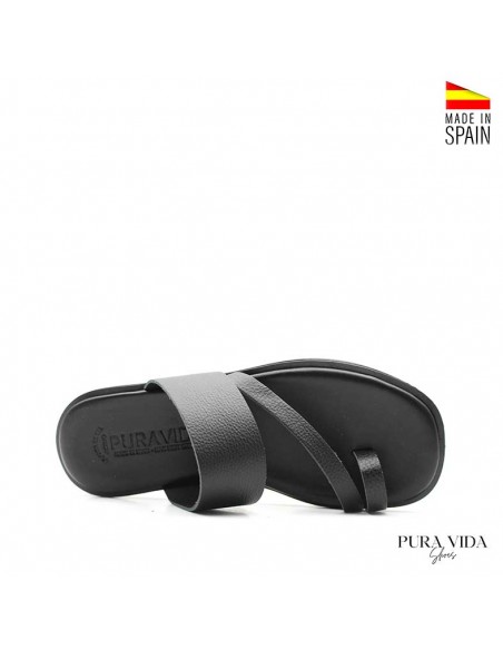sandalia plana dedo negra de piel con diseño destalonado